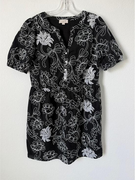 LOFT Dresses & Skirts - LOFT White Embroidered Floral Short Sleeve Button Front V-Neck Mini Dress Size S